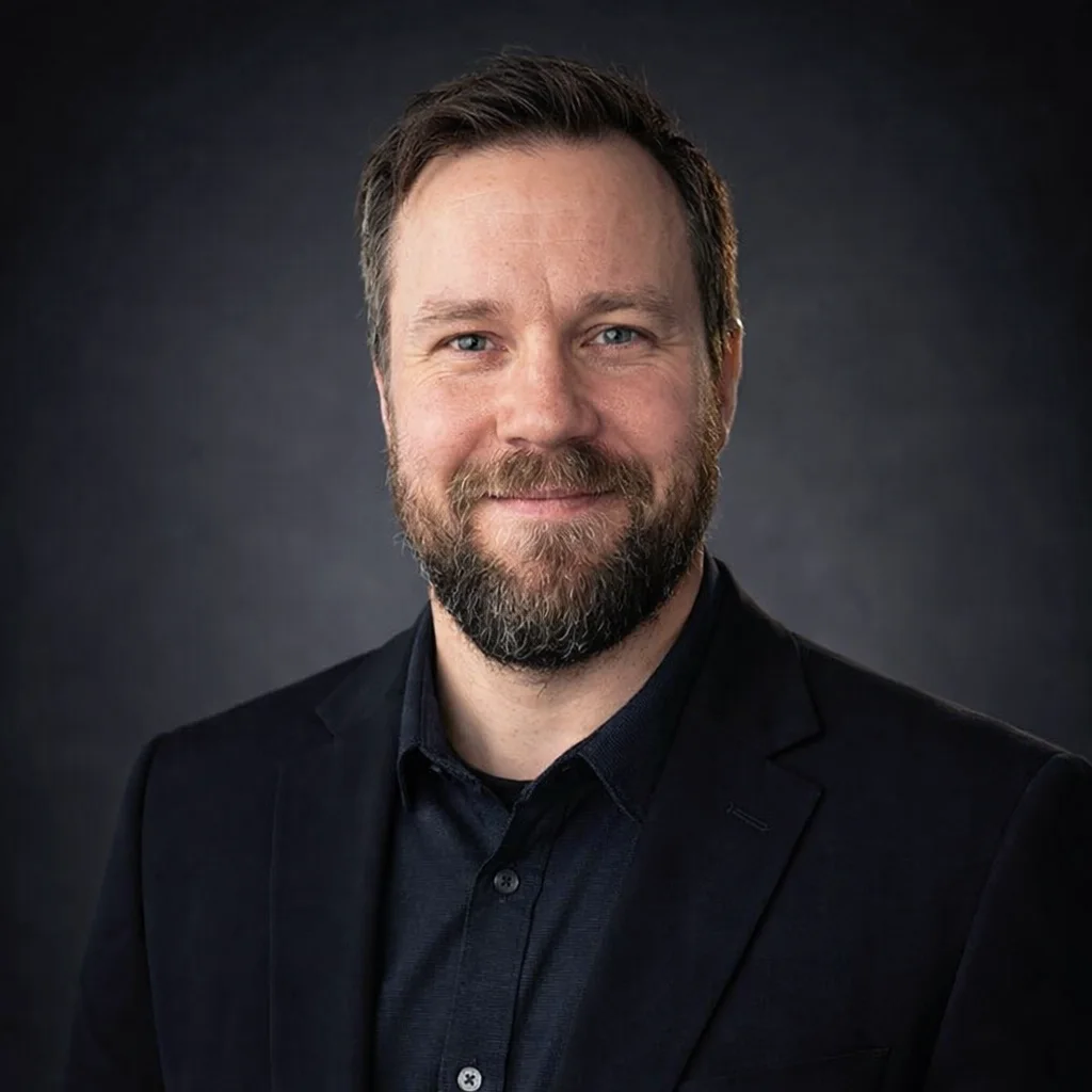 Ammattimainen CV-kuva AI-muokkauksen jälkeen - studiokuva ilman valokuvaajaa